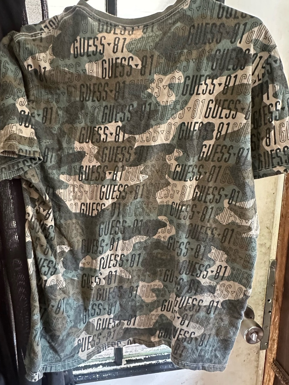GUESS Men’s Green Camo Logo Short Sleeve Tee